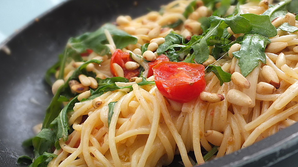 Spaghetti mit Rucola und Pinienkernen von wieschebrock | Chefkoch