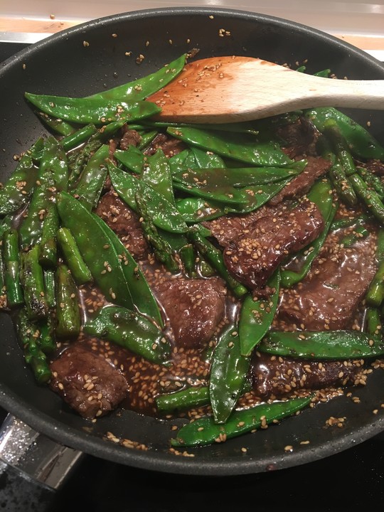 Kurzgebratenes Rindfleisch mit grünem Gemüse von NatuerlichLecker ...