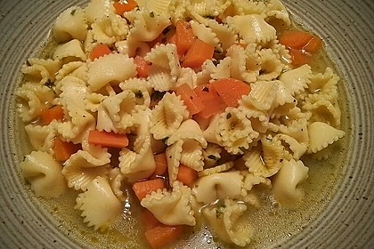Nudel-Karotten-Suppe (Bild)
