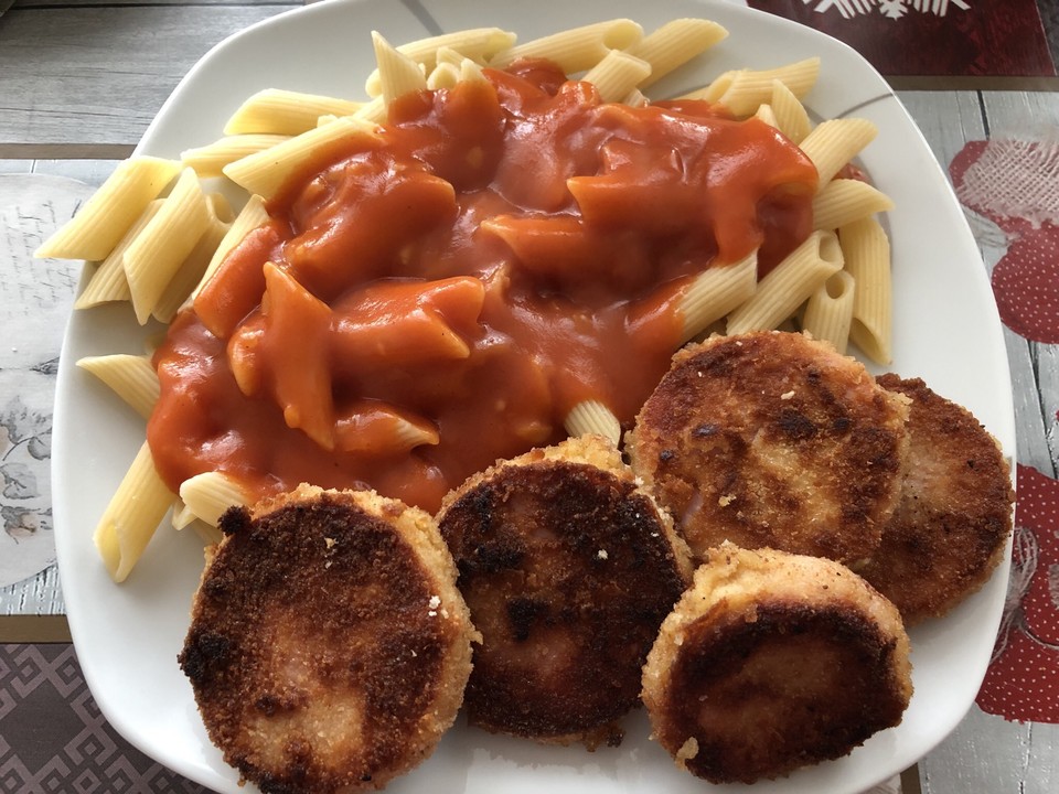 Nudeln mit Tomatensauce und &amp;quot;Jägerschnitzel&amp;quot; von Clarinchen111 | Chefkoch