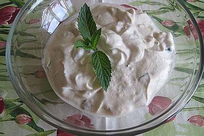 Orientalischer Dip mit Joghurt und Tahin (Bild)