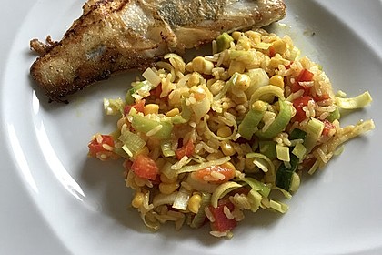 Bunter Reissalat mit Porree, Mais und Paprika (Bild)