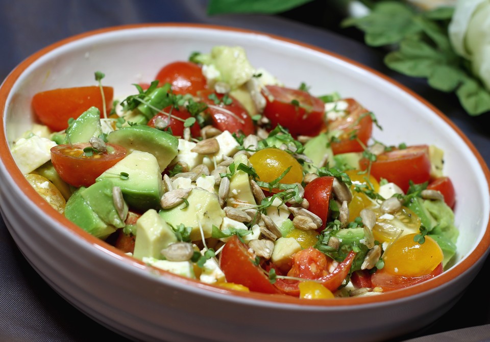 Avocado-Tomaten-Salat mit Feta und Senf-Vinaigrette von Milie | Chefkoch