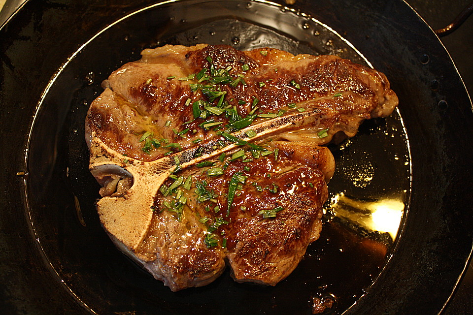 816745-960x720-t-bone-steak-in-rosmarin.