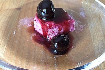 Kirsch-Joghurt-Eis mit Fruchtswirl (Bild)