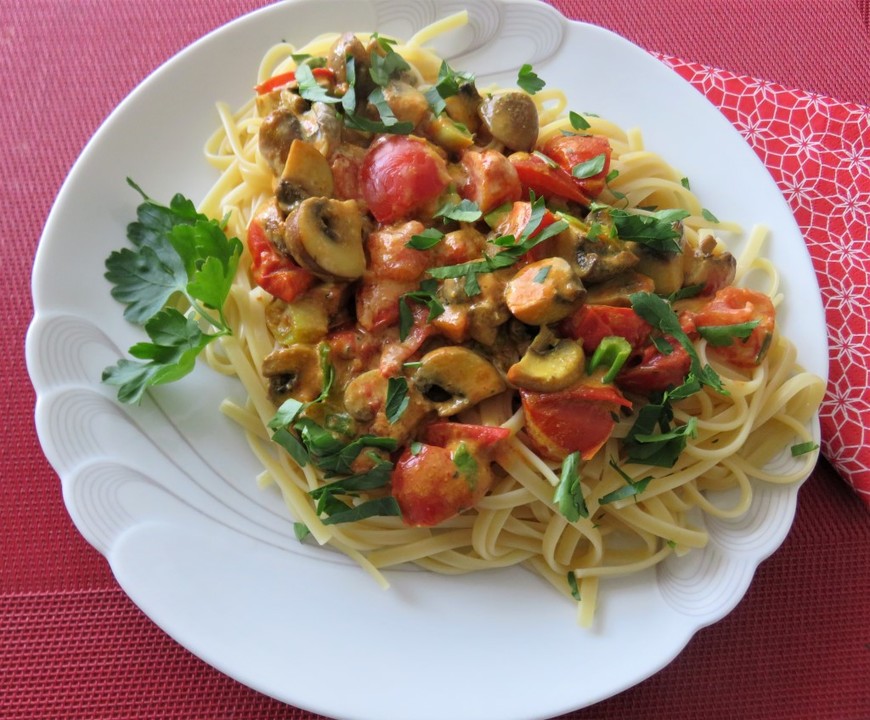 Nudeln mit Kokos-Champignon-Sauce und Tomaten von Hina_chan | Chefkoch