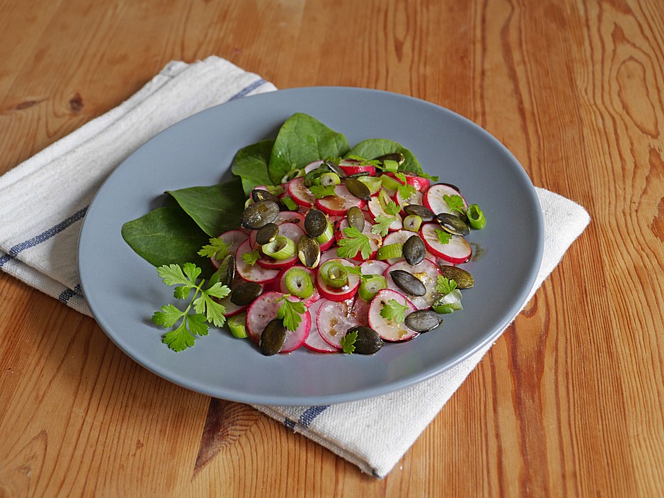 Radieschensalat mit Kürbiskernen in Senf-Honig-Dressing von Juulee ...