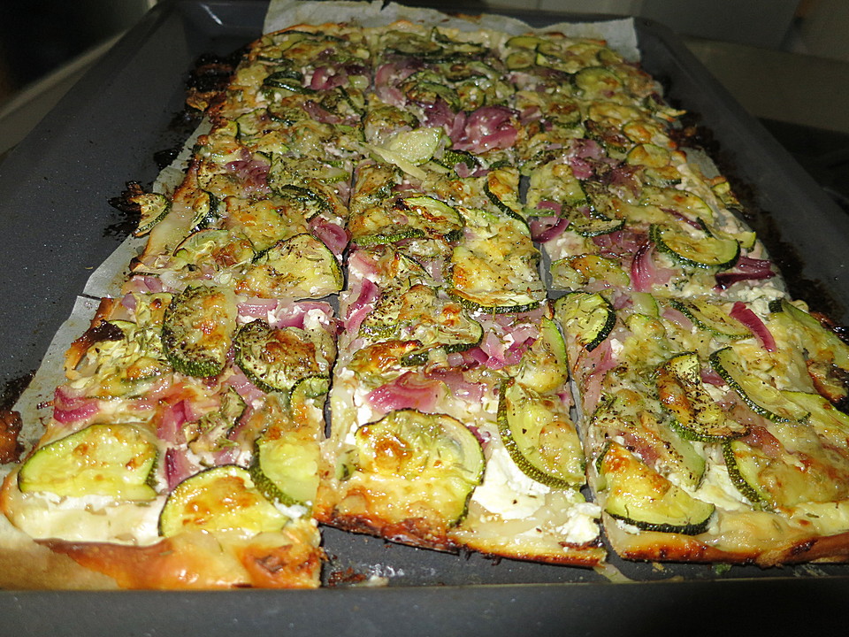 Flammkuchen mit roten Zwiebeln und Zucchini von Molina29 | Chefkoch