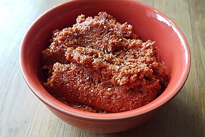Tomaten-Pesto mit Salami (Bild)