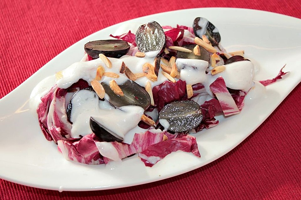 Radicchio-Trauben-Salat mit Mandeln und Joghurt-Dressing von patty89 ...