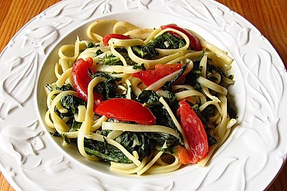 Pasta mit Blattspinat und Tomaten (Bild)