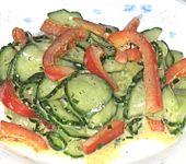 Paprika-Gurkensalat im Buttermilch-Senf-Dressing (Bild)