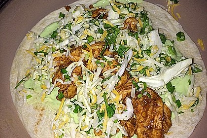 Hähnchen-Taco mit Avocadocreme (Bild)