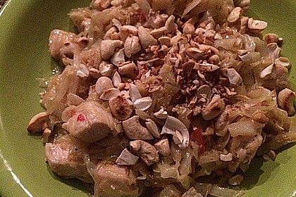 Spitzkohl-Cashew-Stir-Fry mit Honig-Chili-Hähnchen (Bild)