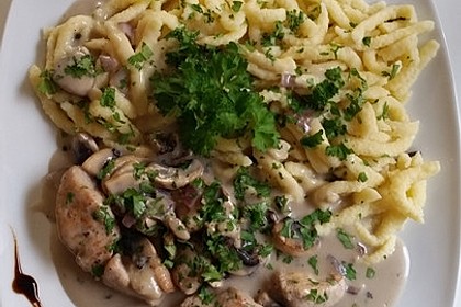 Putengeschnetzeltes mit Sahnesoße, Champignons und Eierspätzle von