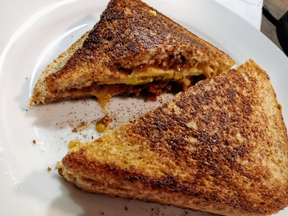 Grilled Cheese Sandwich mit Bacon und Spiegelei von Mietzekätzjen