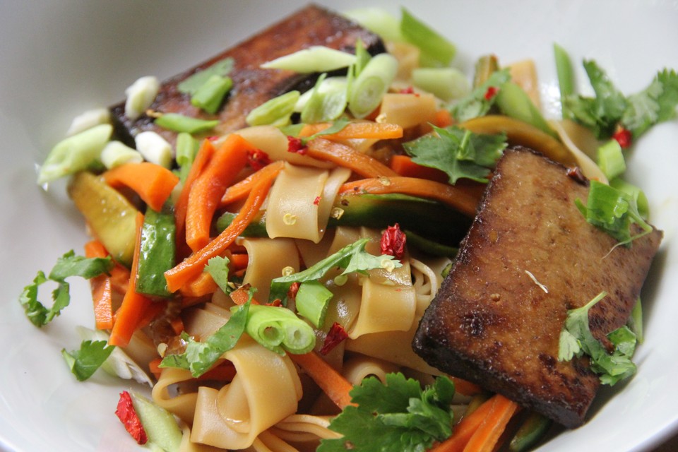 Vietnamesische Nudel-Bowl mit gebratenem Tofu von energybird | Chefkoch.de