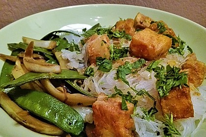 Curryfisch auf Sesam-Reisnudeln (Bild)
