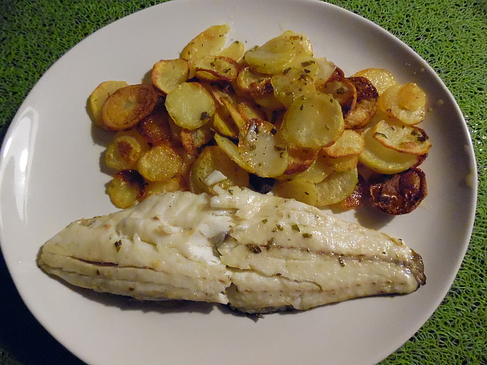 Seebarschfilet auf Kartoffelbett aus dem Ofen von Pannepot | Chefkoch