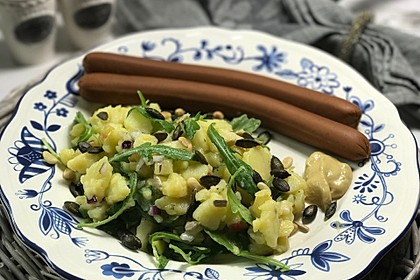 Mein Lieblings-Kartoffelsalat mit Rucola, Äpfeln und Kernen (Bild)