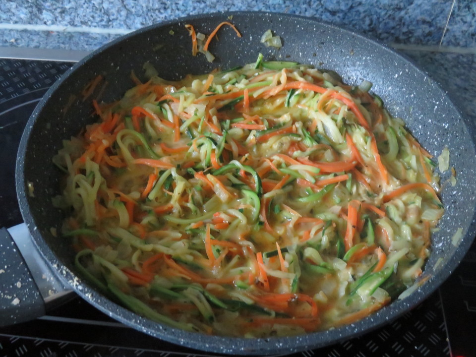 Zucchini-Karotten-Nudeln mit Mandelcremesosse von Esly | Chefkoch