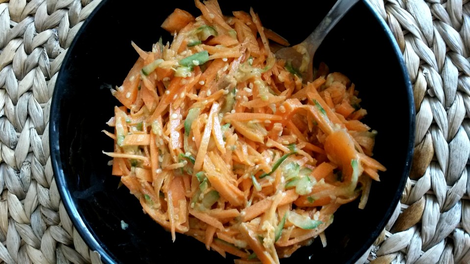 Gurken-Möhren-Salat mit Sesamdressing von Pachoulia | Chefkoch