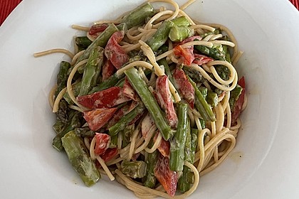 Spaghetti mit gebratenem grünen Spargel und Paprika (Bild)