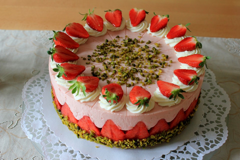 Erdbeer-Joghurt-Torte mit zweierlei Böden von AngieST77 | Chefkoch.de