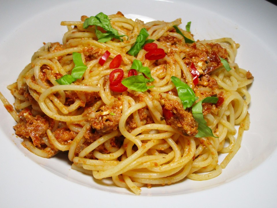 Spaghetti mit Tomaten-Schafskäse-Pesto von Tiburonito | Chefkoch.de