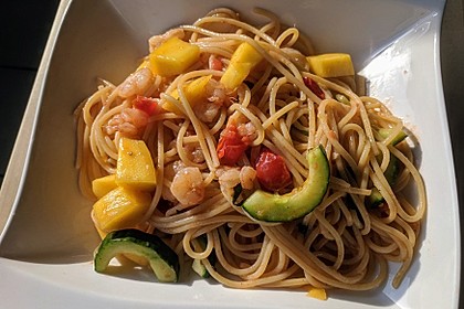 Sommerliche Spaghetti mit Mango, Gurke, Tomaten und Shrimps (Bild)