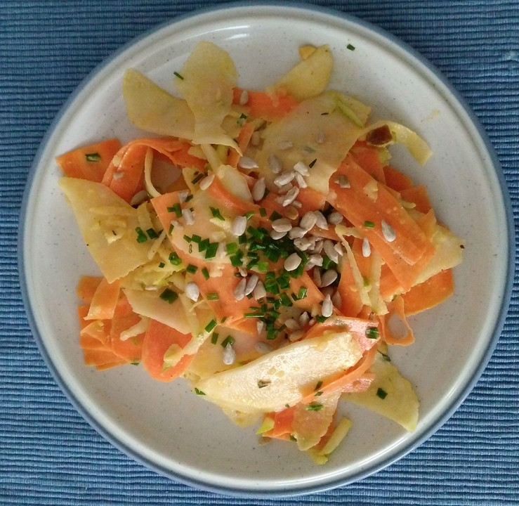 Kohlrabi-Möhren-Salat mit Birne und Erdnussdressing von elmjägerin ...