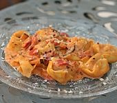 Tortelloni-Gemüse-Pfanne in einer Tomaten-Käsesauce (Bild)