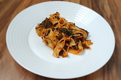 Bandnudeln mit Blattspinat und Tomaten (Bild)