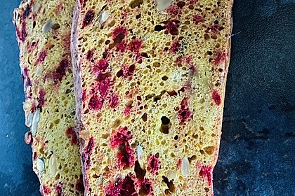 Rote-Bete-Brot mit frischen Kräutern (Bild)