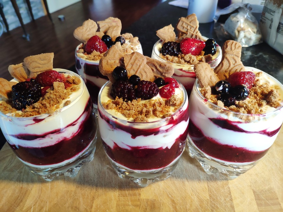 Fruchtiges MascarponeSchichtDessert im Glas von