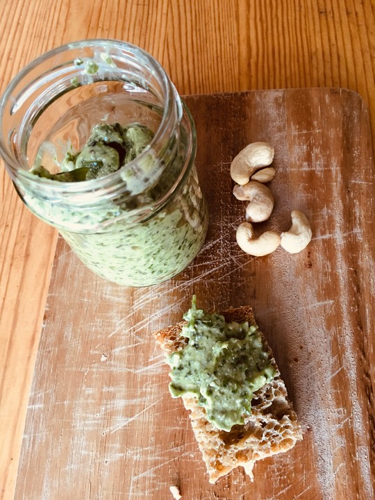 Avocado-Basilikum Pesto mit Cashewnüssen von Dobby94 | Chefkoch