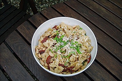 Nudelsalat mit getrockneten Tomaten, Basilikum und weißen Bohnen (Bild)