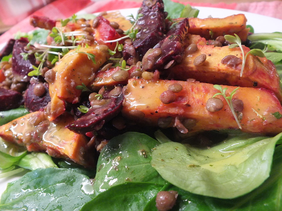 Gebackene Süßkartoffeln und Rote Bete mit Linsen auf Feldsalat ...