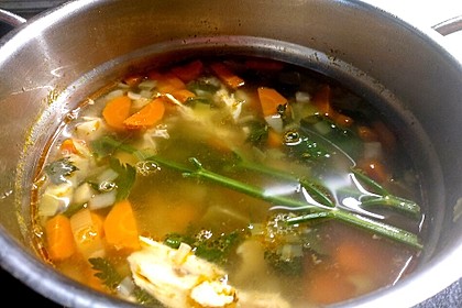 Klare Hühner-Gemüsesuppe ohne Salz (Bild)