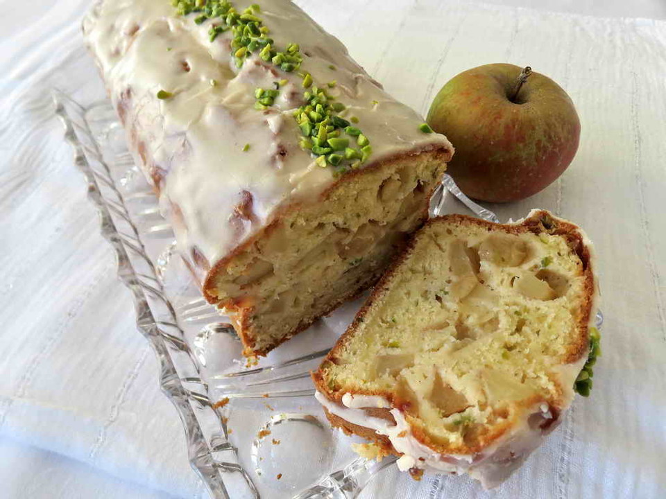 Apfelrührkuchen mit Pistazien und Calvados-Guss von Juulee | Chefkoch