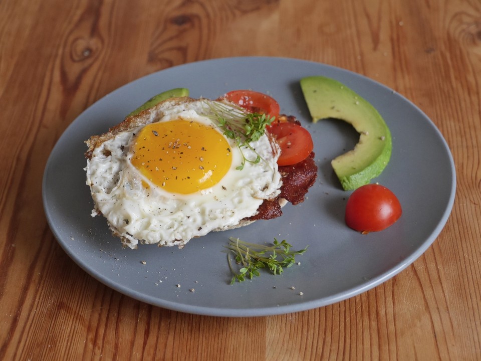 Spiegelei mit Avocado, Tomaten und Bacon von ars_vivendi | Chefkoch Spiegelei mit Avocado, Tomaten und Bacon von ars_vivendi | Chefkoch