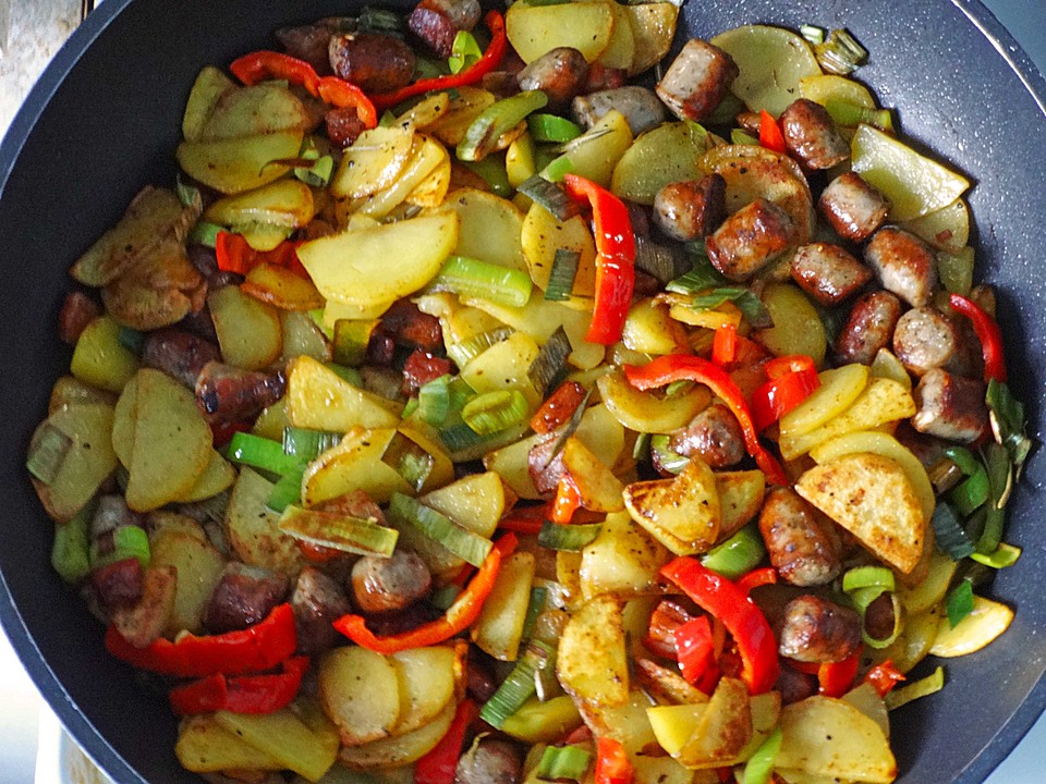 Bratwurst-Kartoffel-Pfanne mit Gemüse von Sivi | Chefkoch