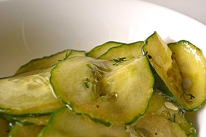 Gurkensalat mit Essig und Öl (Bild)