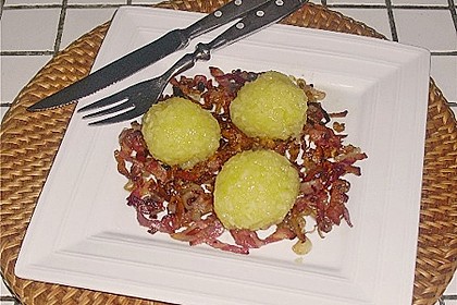 Kartoffelknödel aus gekochten Kartoffeln (Bild)