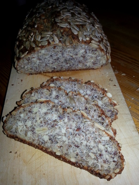 Kleines, nussiges Low-Carb-Brot von Binabi | Chefkoch