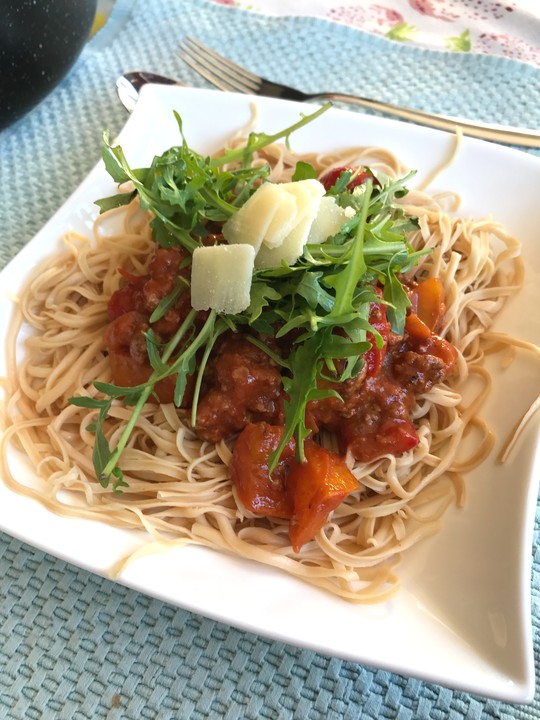 Mediterrane Low-Carb-Nudeln mit Paprika, Rucola und Hackfleisch von ...