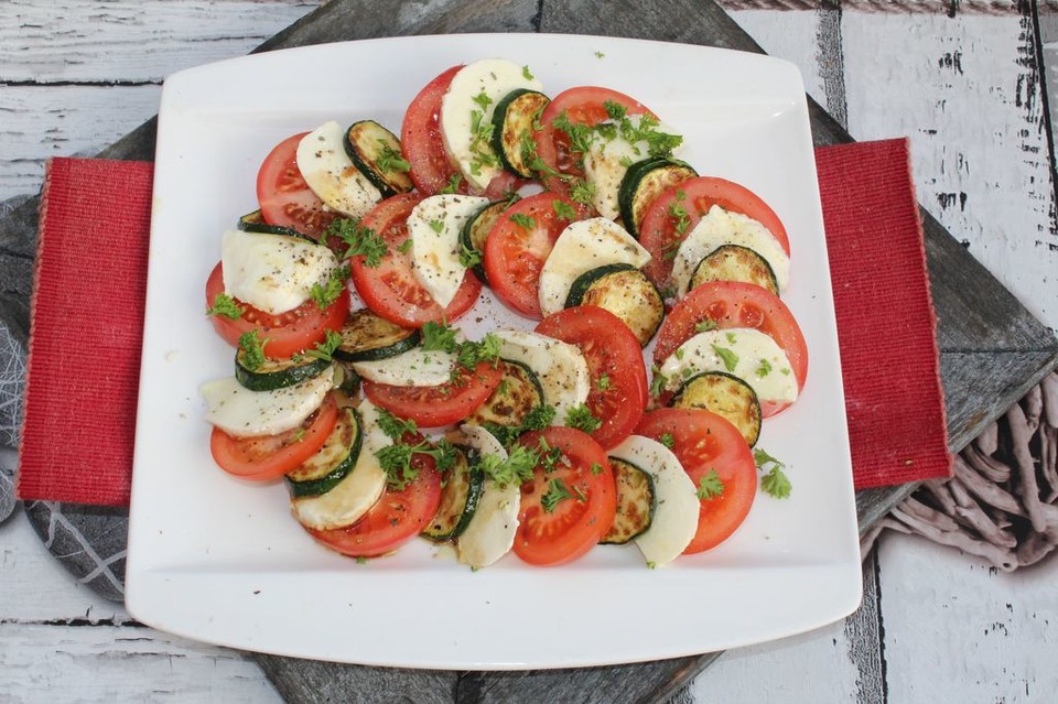Zucchini-Tomaten-Mozzarella-Platte von küchenkay | Chefkoch