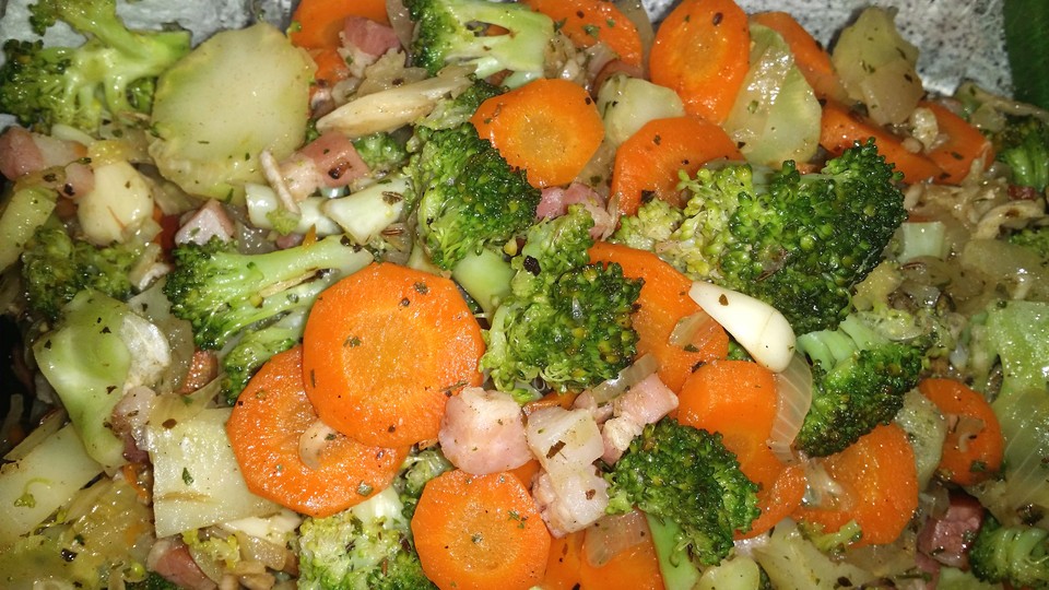 Gebratener Brokkoli mit Möhre, Zwiebel und Speck von Abacusteam | Chefkoch
