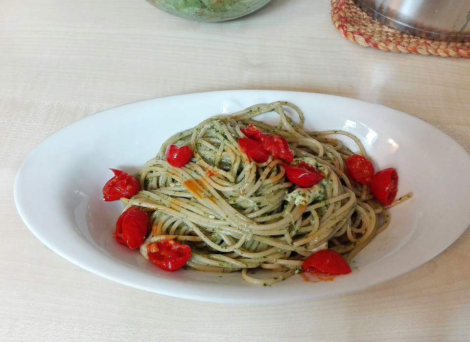 Vollkorn-Spaghetti mit frischem Basilikum-Pesto, dazu geschmolzene ...