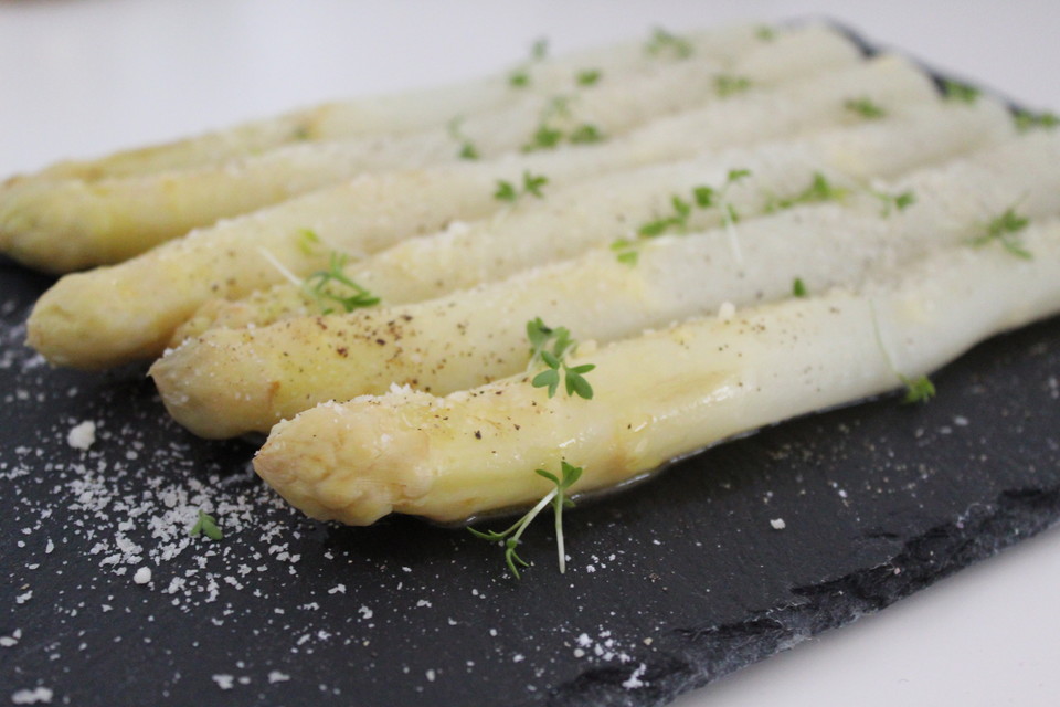 Weißer Spargel mit Butter und Parmesan von ManuGro | Chefkoch
